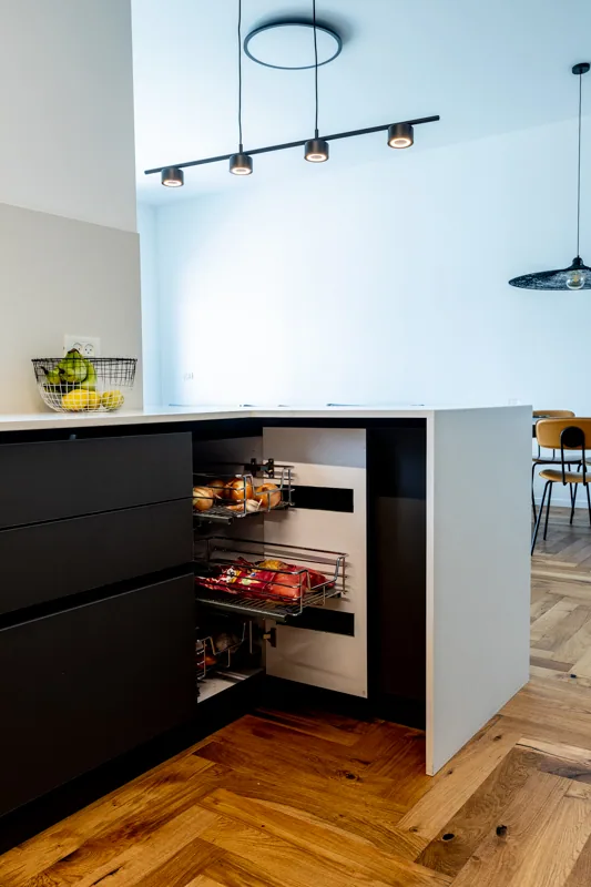מגירת ירקות עם סלסלות מתכת נשלפות בארון התחתון של המטבח