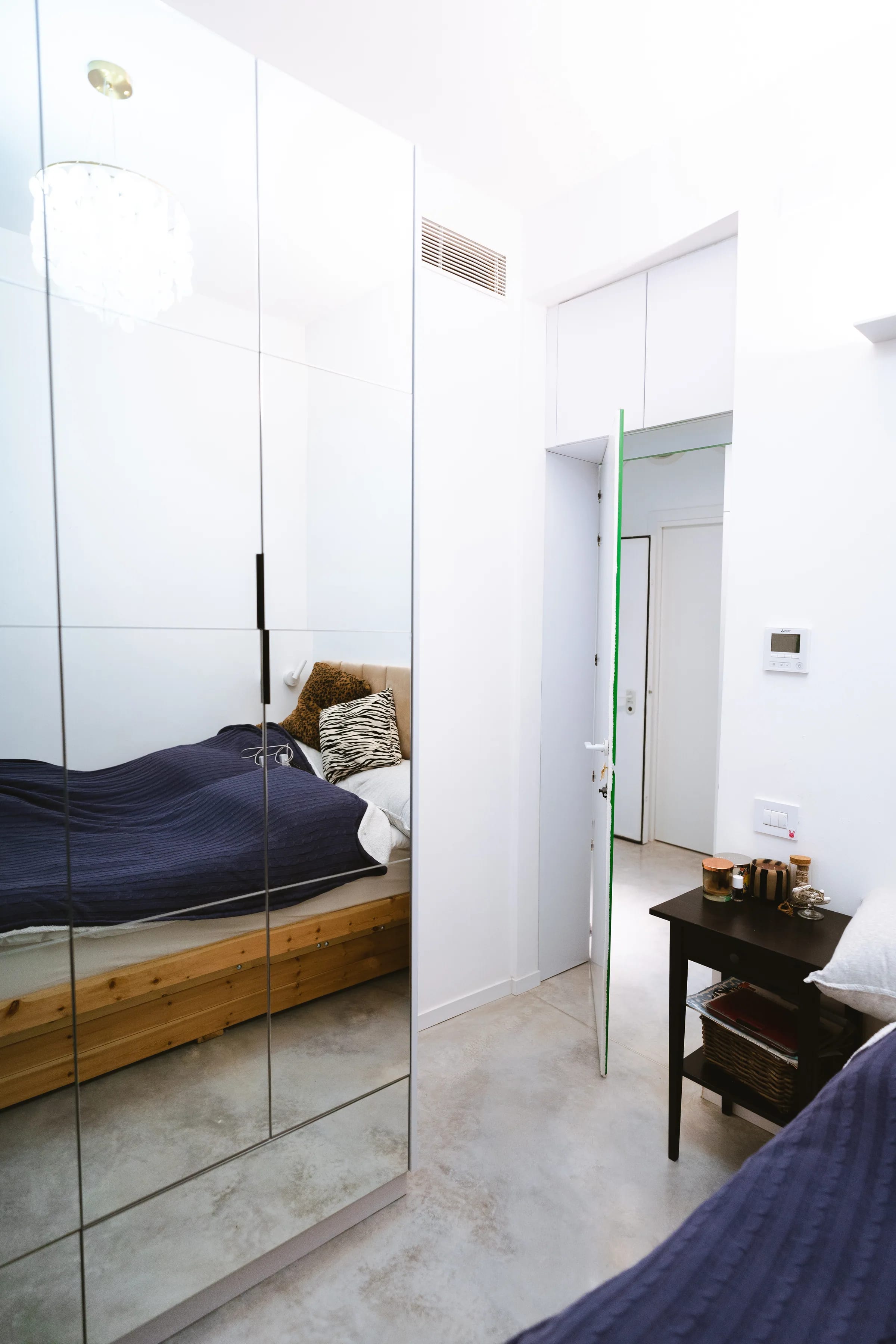 ארון מראה גבוה בחדר השינה, לצד מעבר לחדר סמוך
