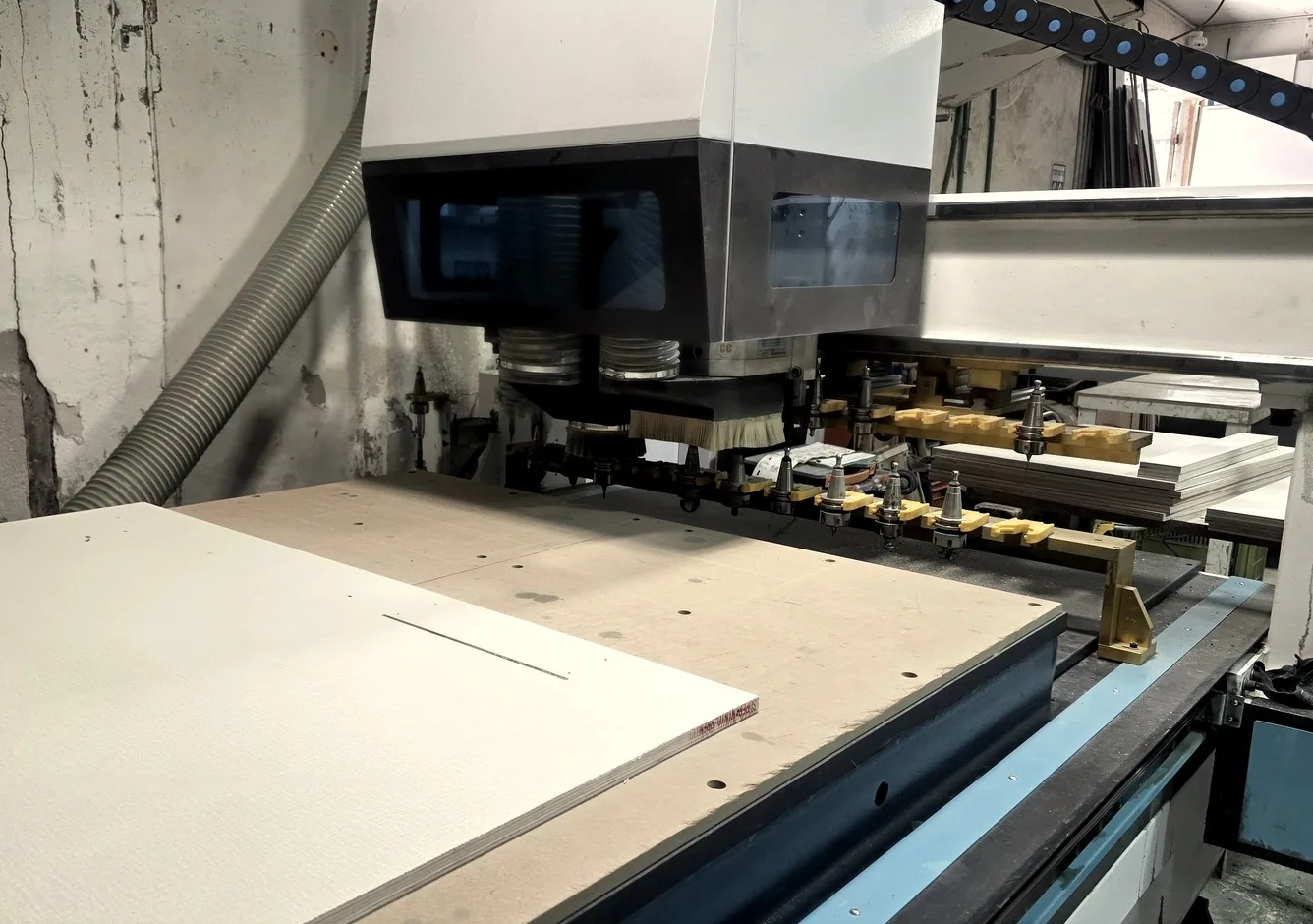 מכונת CNC בנגרייה מעבדת לוח עץ